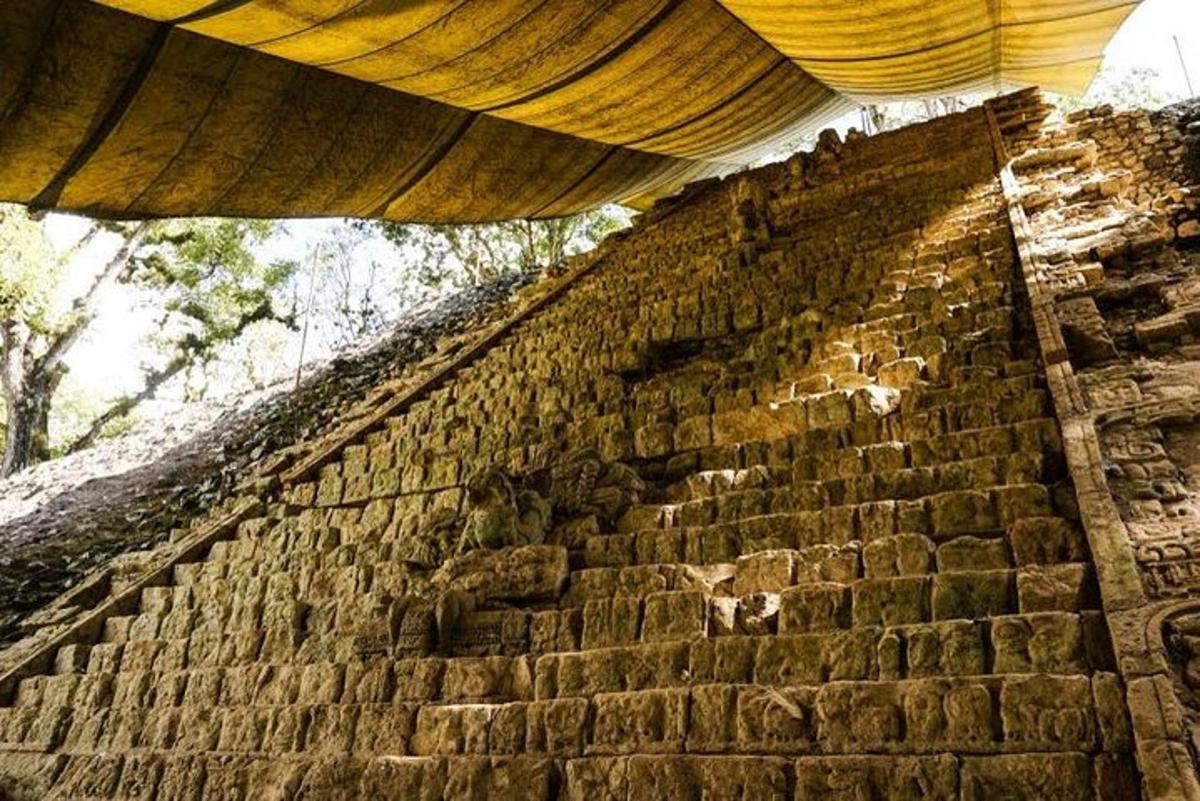 un muro di mattoni con un tetto sopra