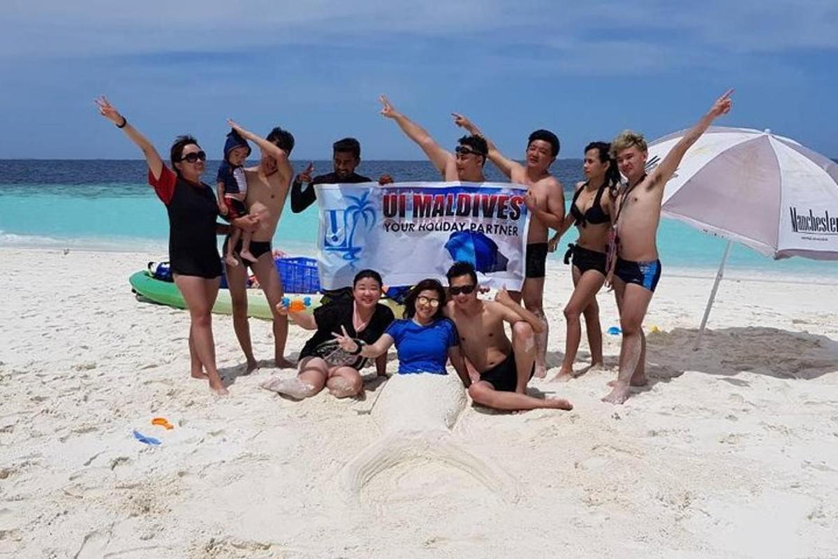 un gruppo di persone in posa per una foto sulla spiaggia