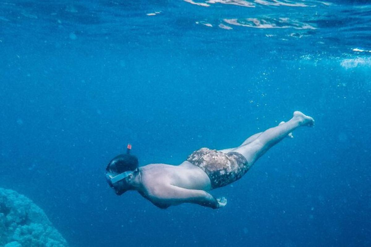 muž plavající ve vodě v oceánu