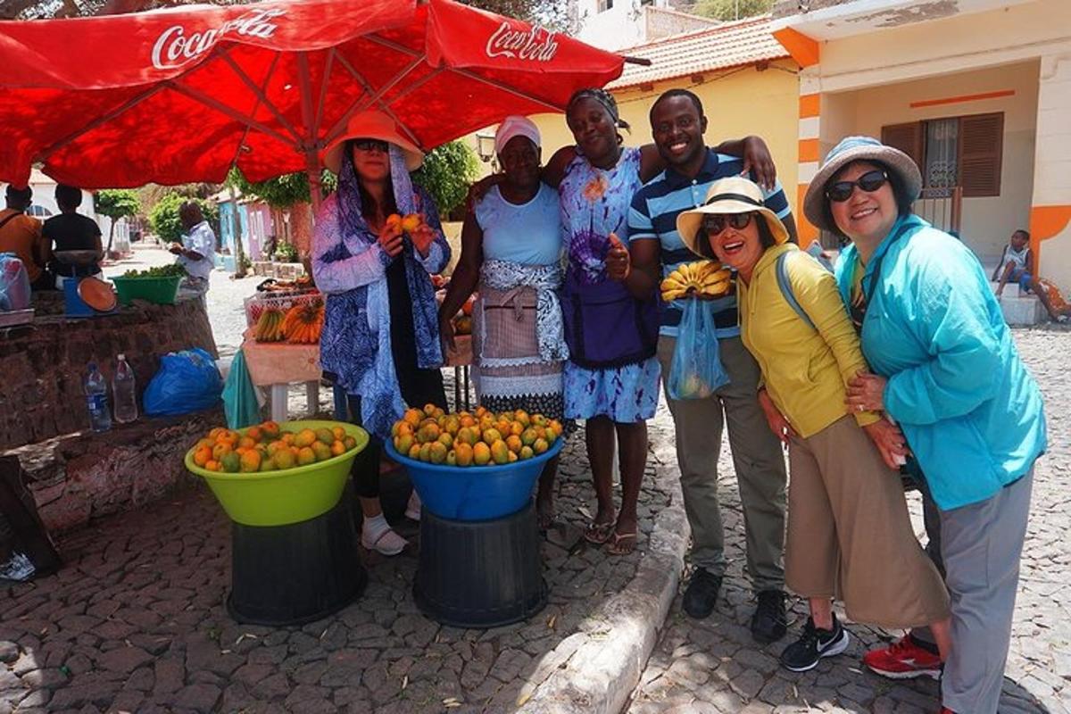 skupina lidí stojících před stánkem s ovocem