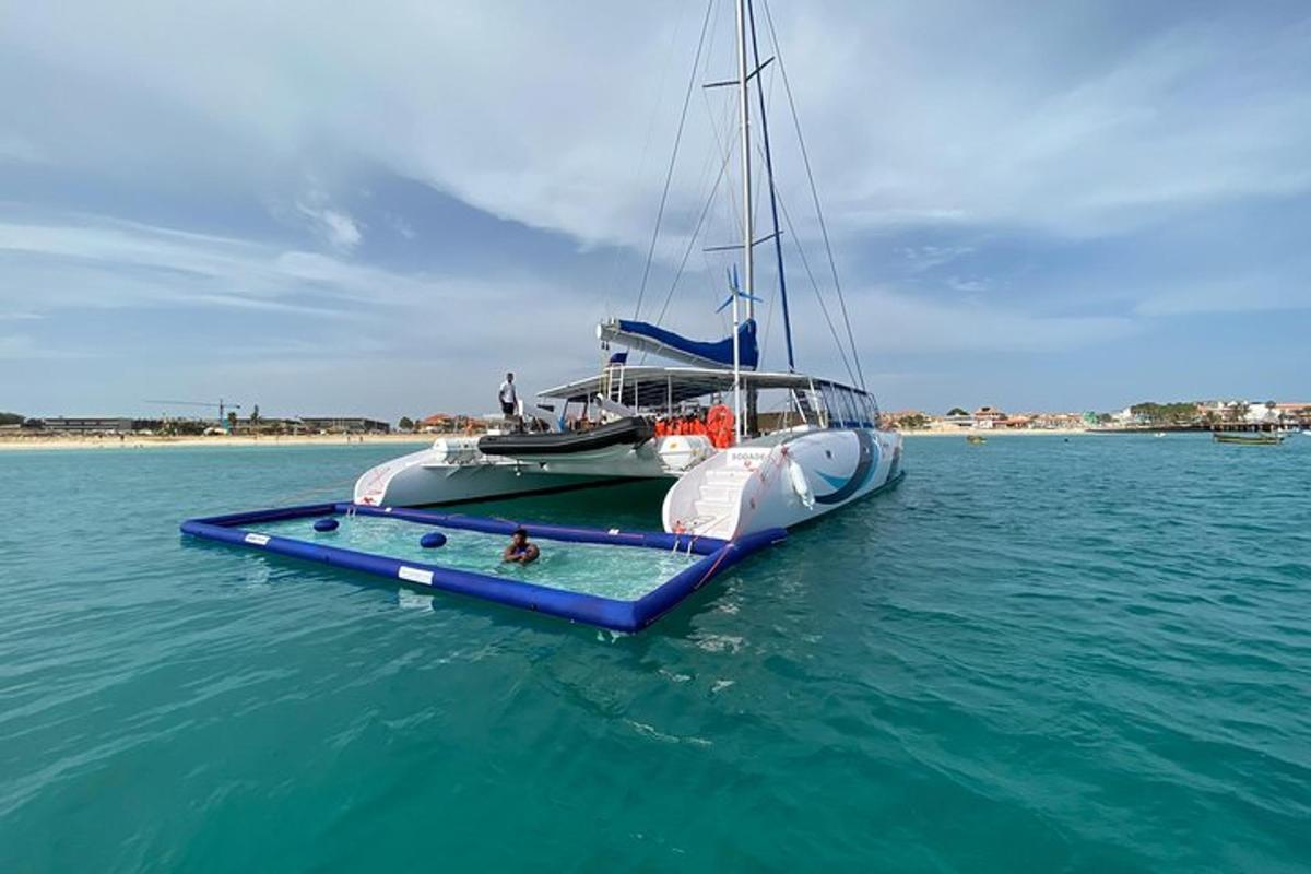 um barco na água com duas pessoas nele