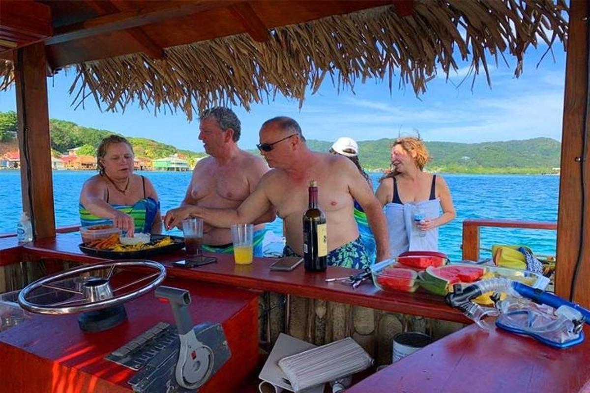 en gruppe mennesker som står rundt en bar på en båt