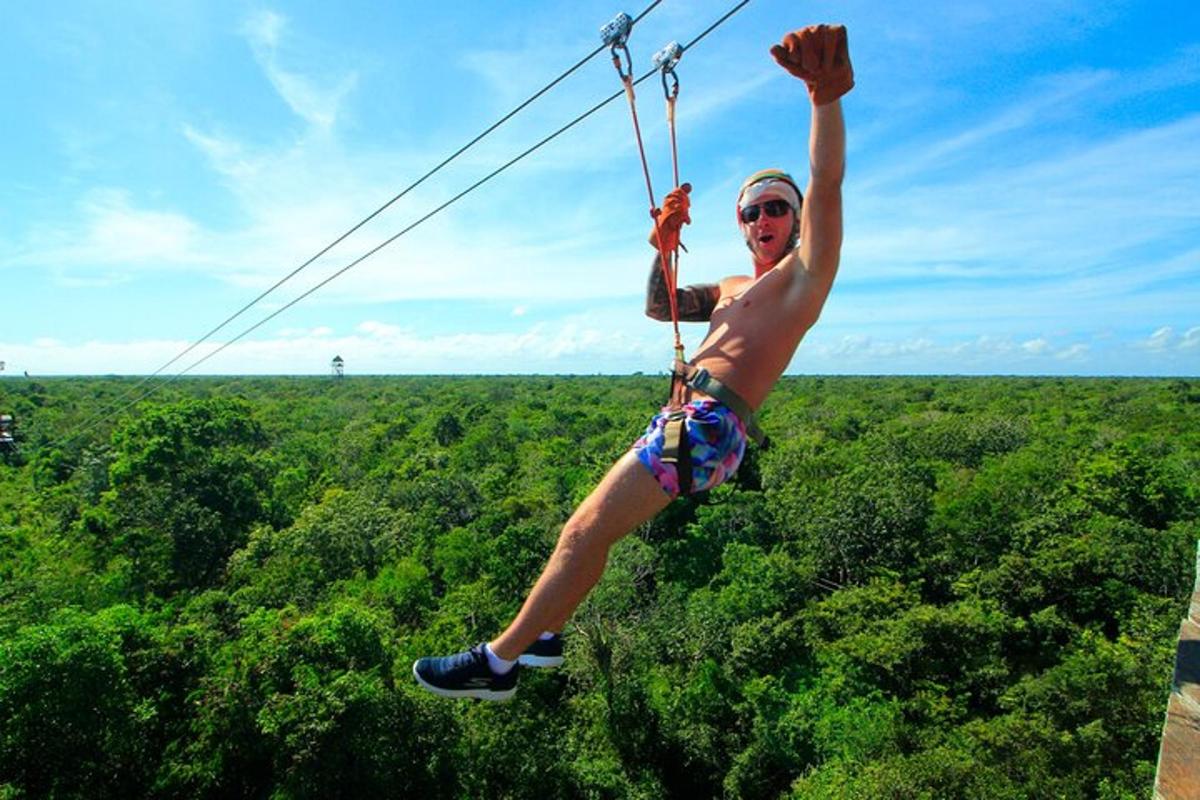 một người đàn ông treo mình trên một sợi dây thừng trên một đường dây zip