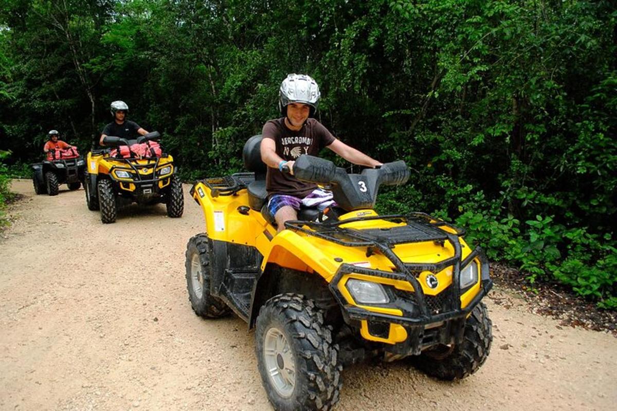 kaks inimest sõidavad ATV-dega kruusateel