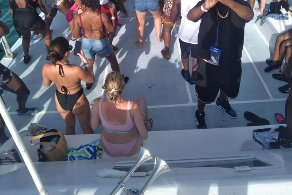 un gruppo di persone in costume da bagno su una barca