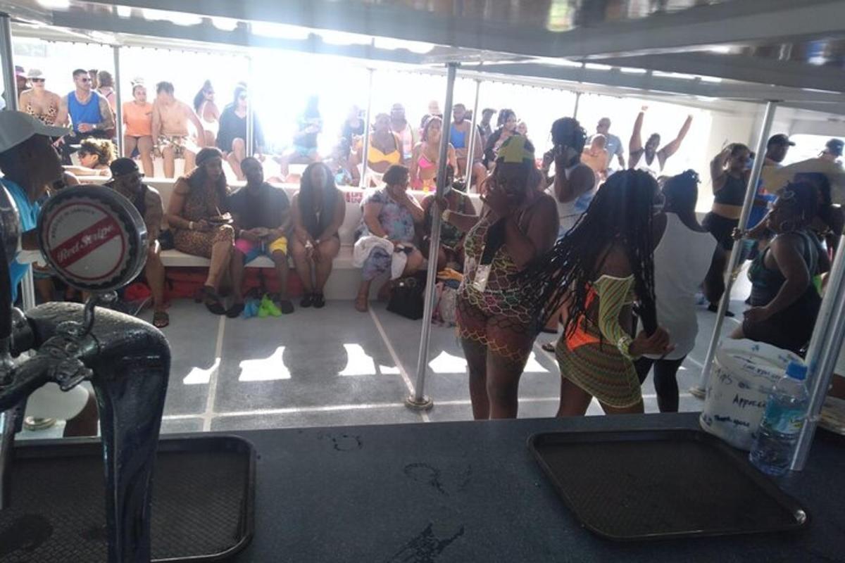 un gruppo di persone in piedi in mezzo a una folla di persone