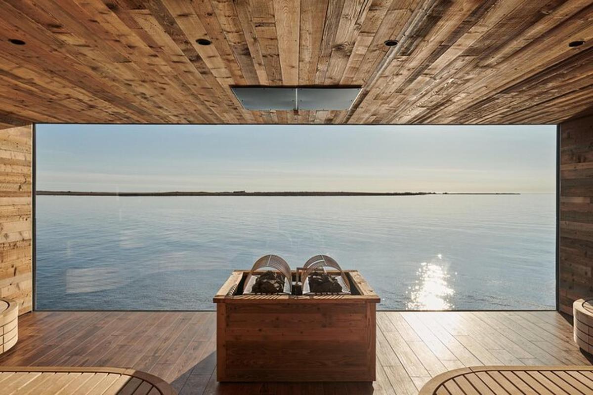 uma vista da água de dentro de um barco