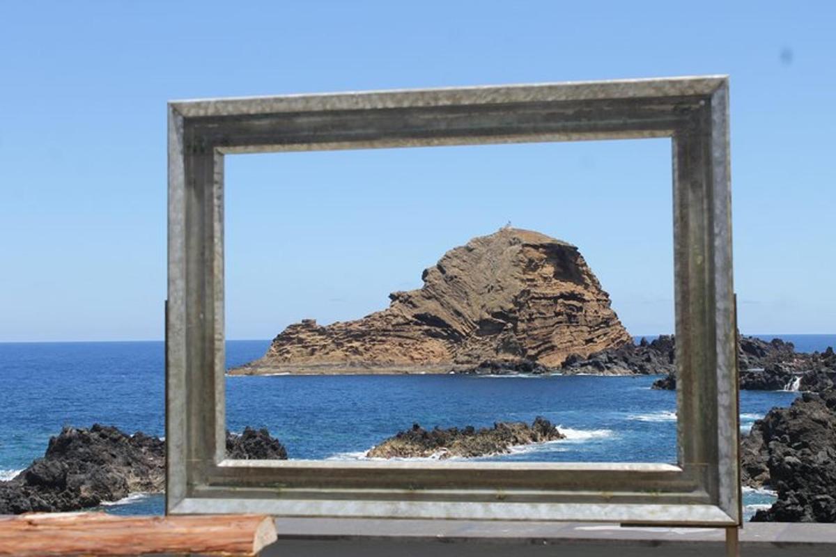 uma imagem vazia do oceano e uma ilha rochosa