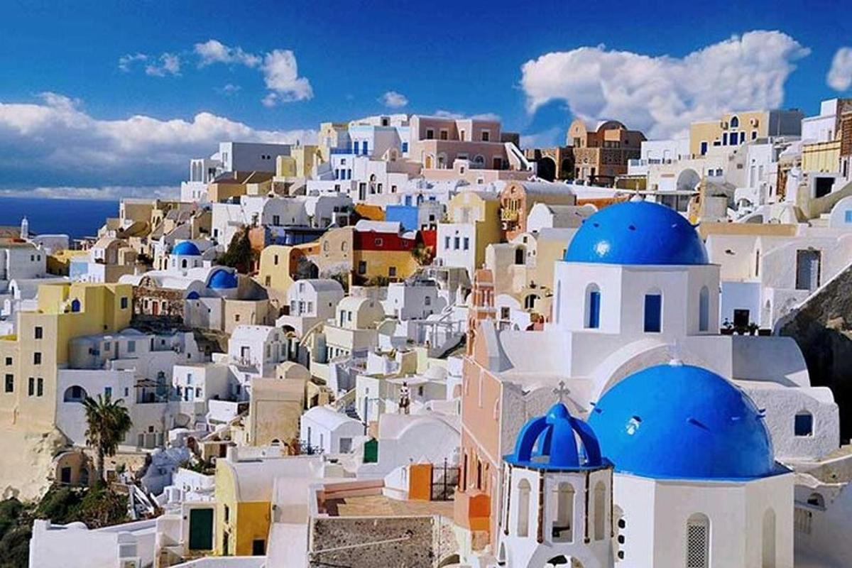una vista di un villaggio con edifici bianchi e cupole blu