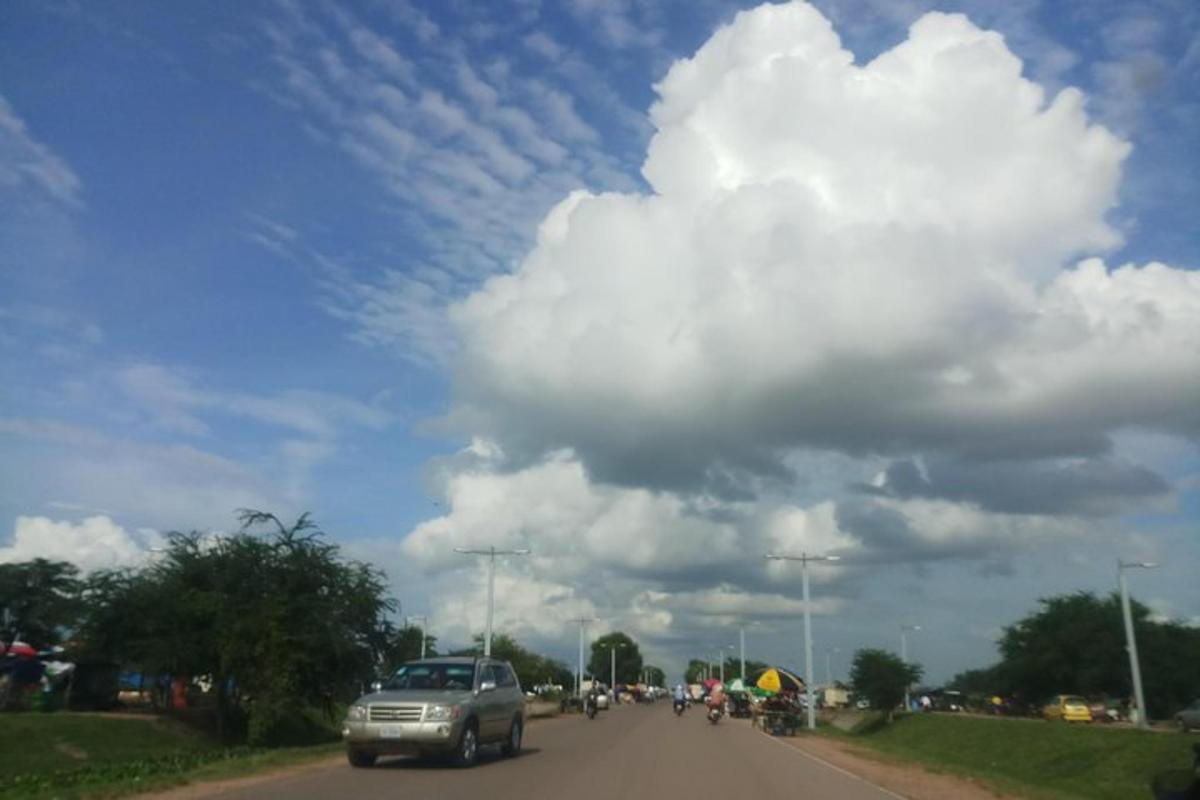 un camió circulant per una carretera sota un cel ennuvolat