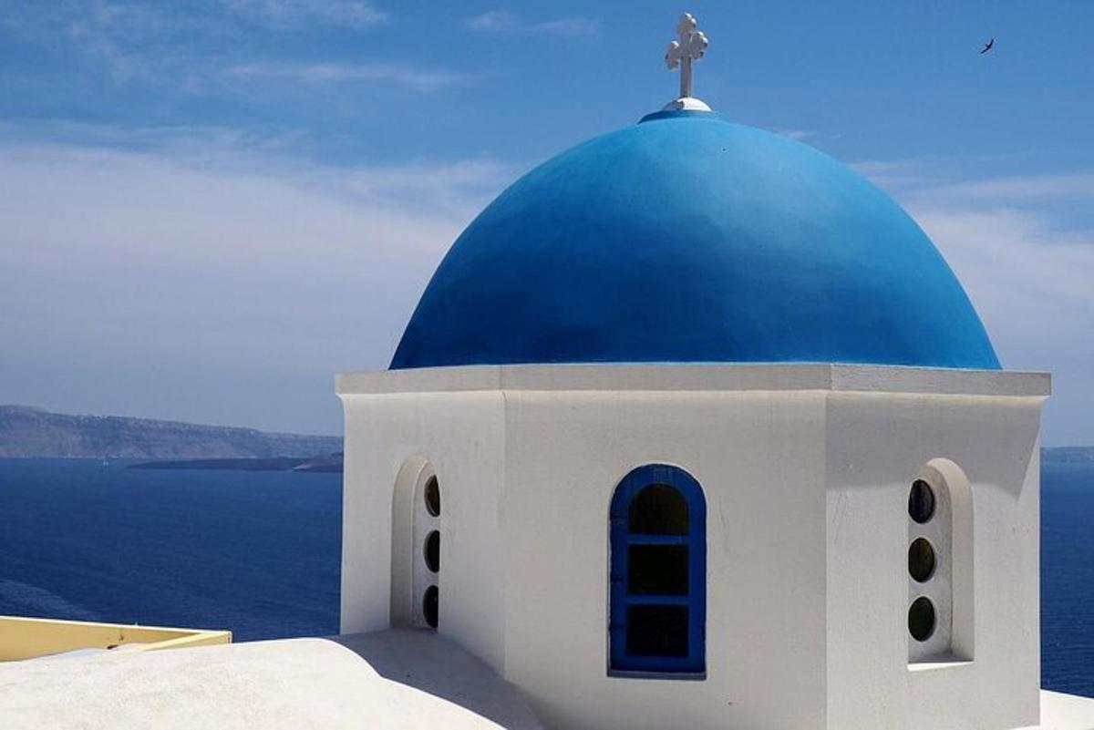 una chiesa blu e bianca con una cupola blu