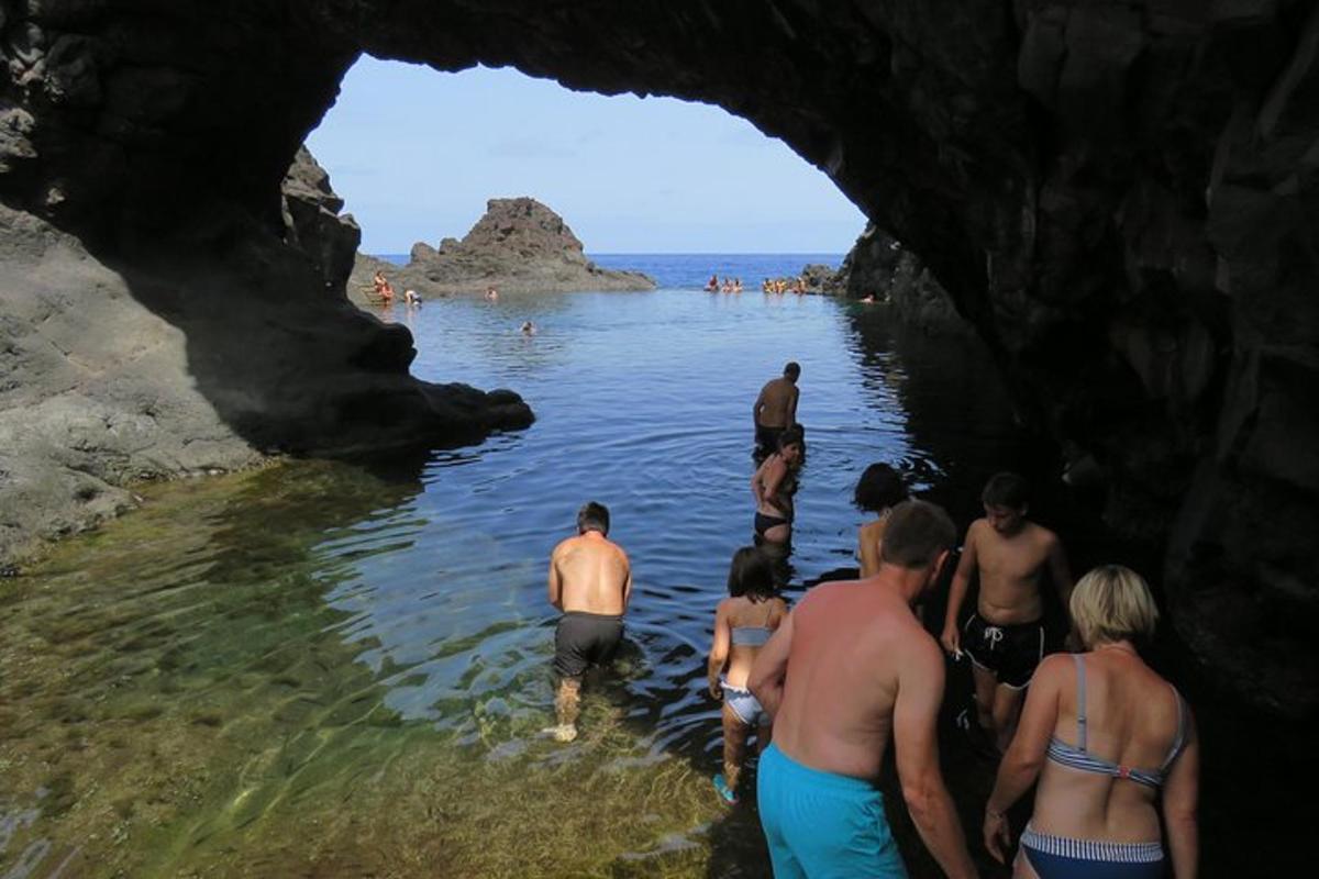 um grupo de pessoas na água de uma caverna