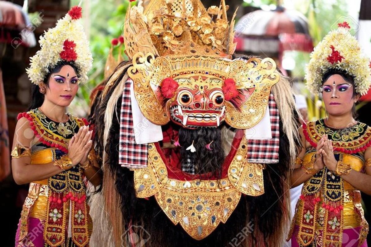 hai người phụ nữ mặc trang phục đeo mặt nạ và vương miện