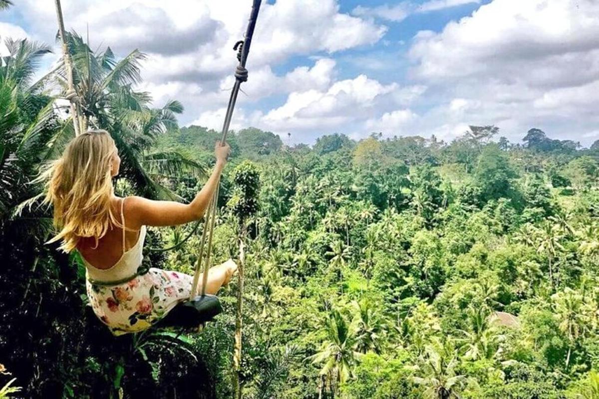 een vrouw op een zipline in de jungle