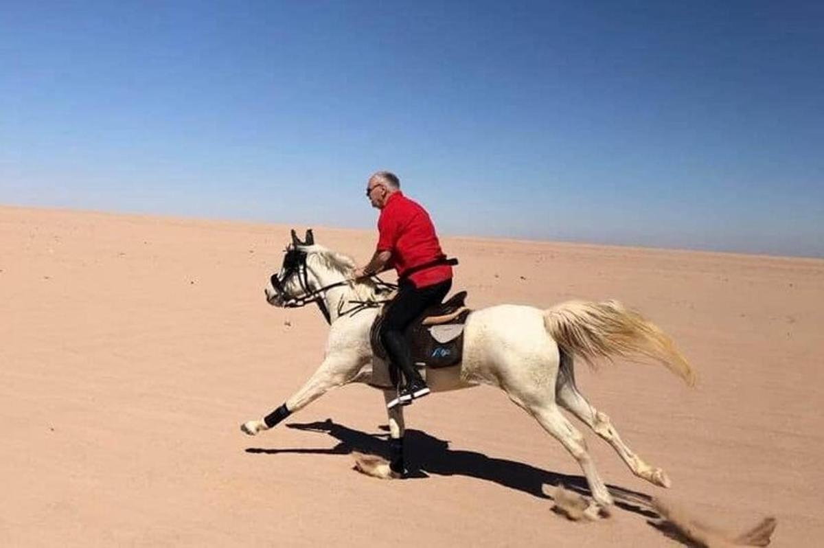 un homme à cheval dans le désert