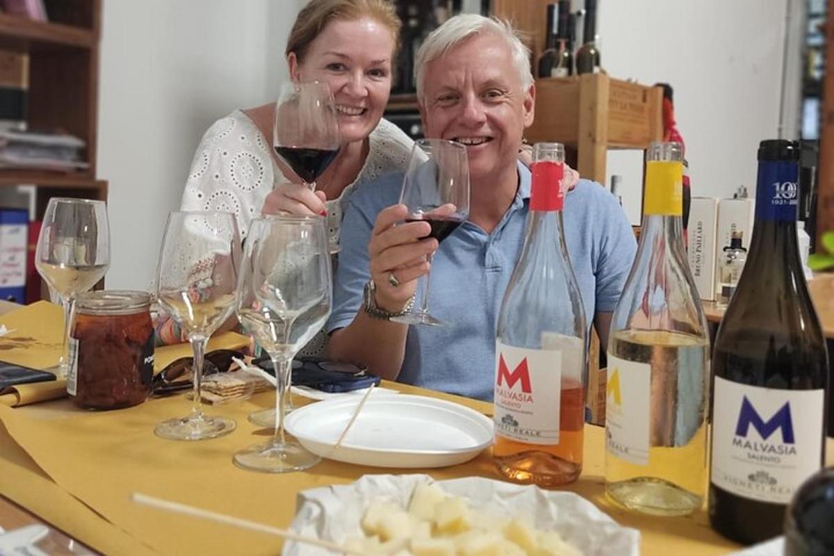 muž a žena sedící u stolu se sklenicemi na víno