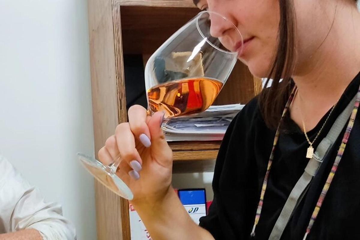 žena pije sklenici vína