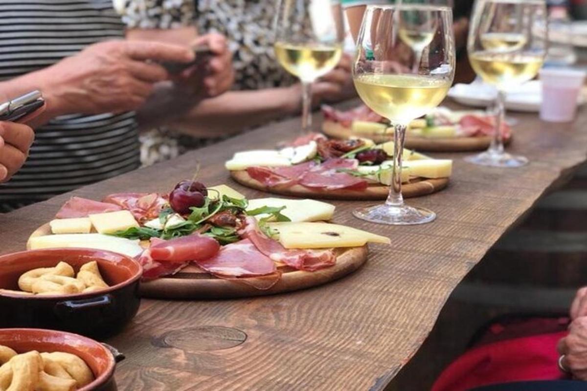 een tafel met borden vol eten en glazen wijn