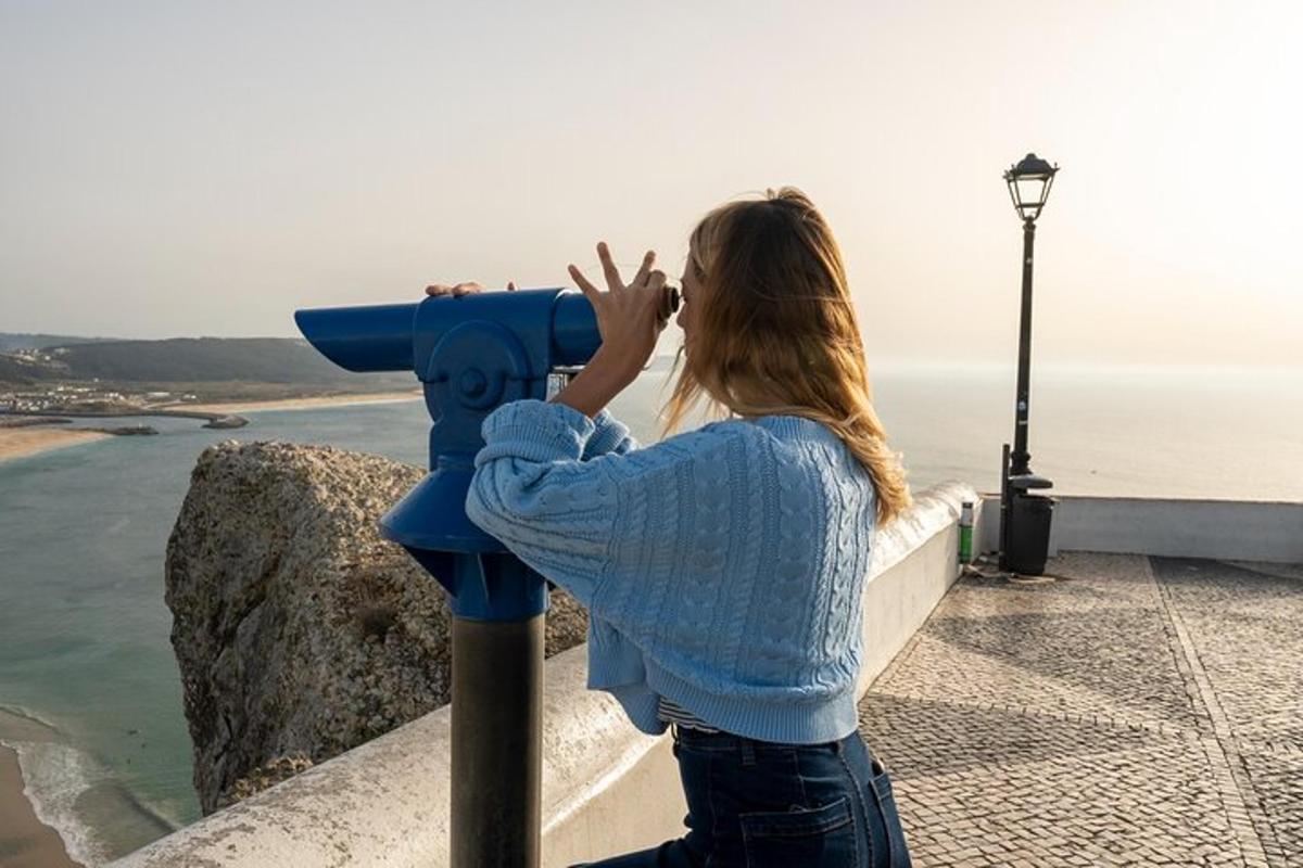žena stojící vedle modrého dalekohledu