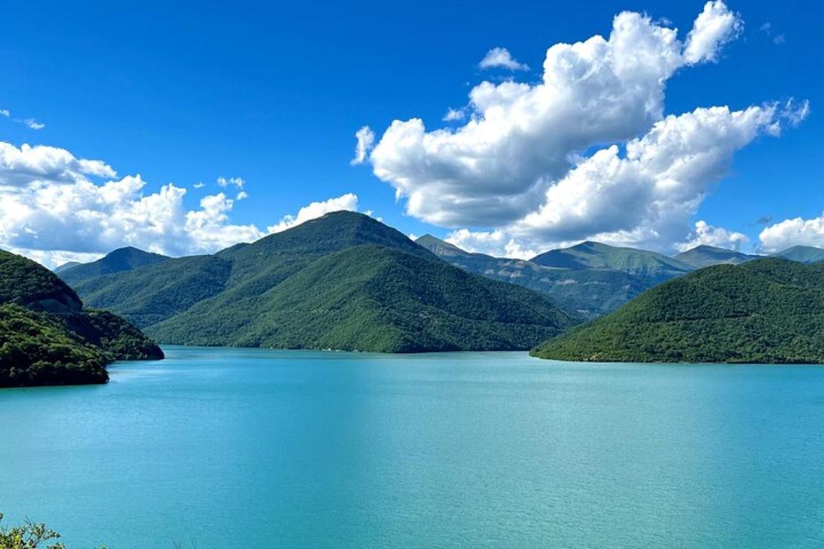velké modré jezero s horami v pozadí