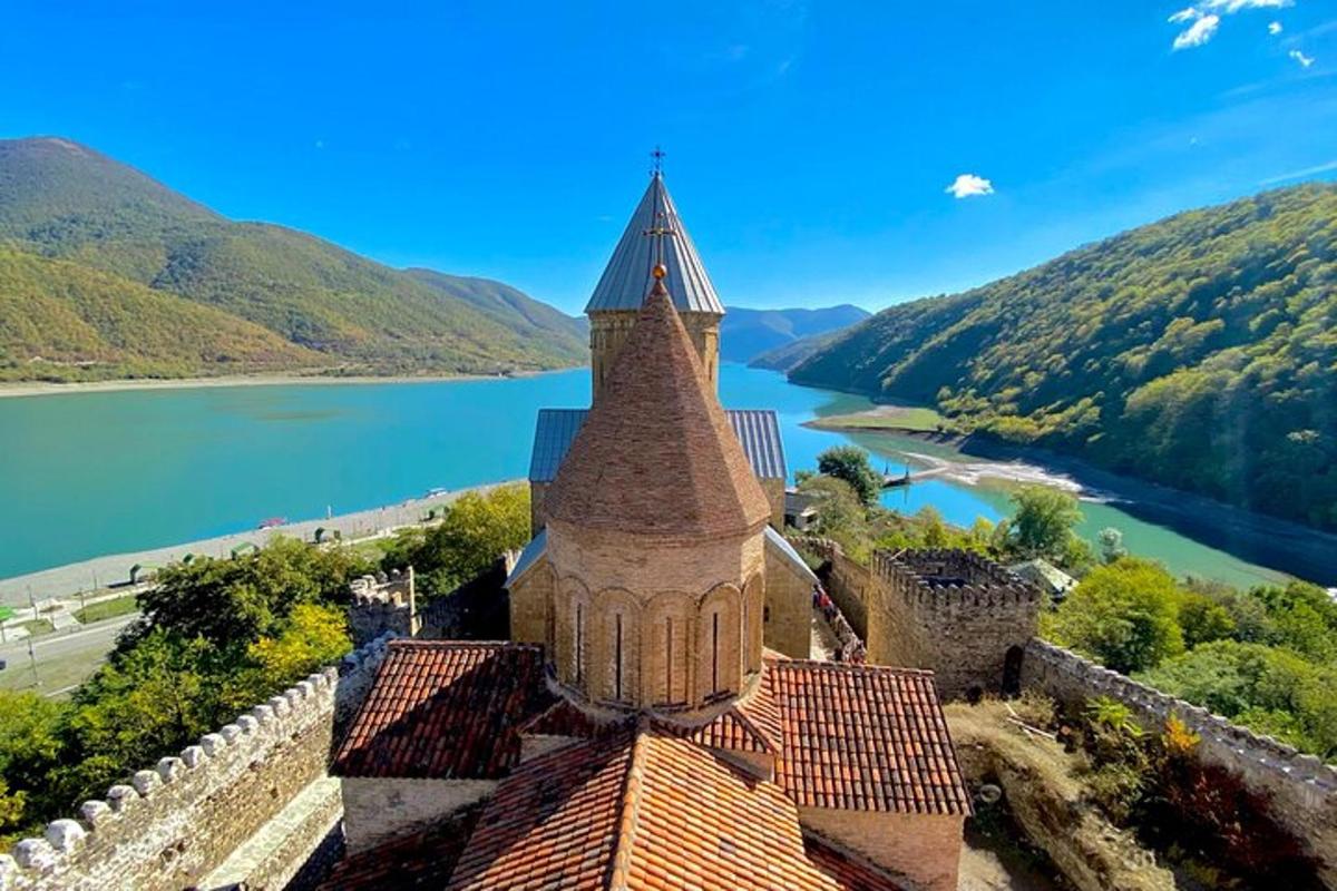 věž na vrcholu budovy s výhledem na jezero
