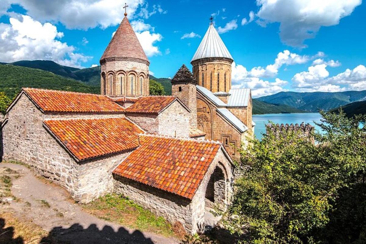 starý hrad se dvěma věžemi a jezerem v pozadí
