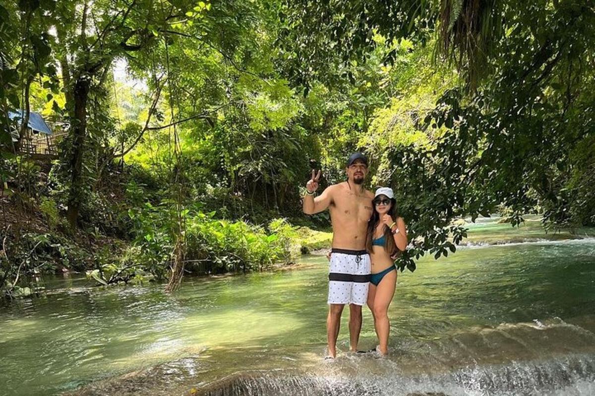 seorang pria dan seorang wanita berdiri di sungai