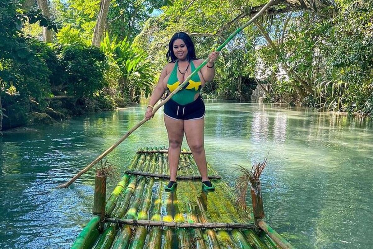 una dona en bikini dempeus en una bassa a l'aigua