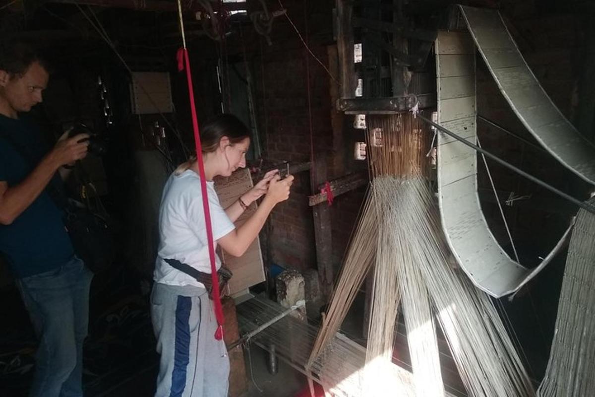 žena se dívá na svůj mobilní telefon v automatu