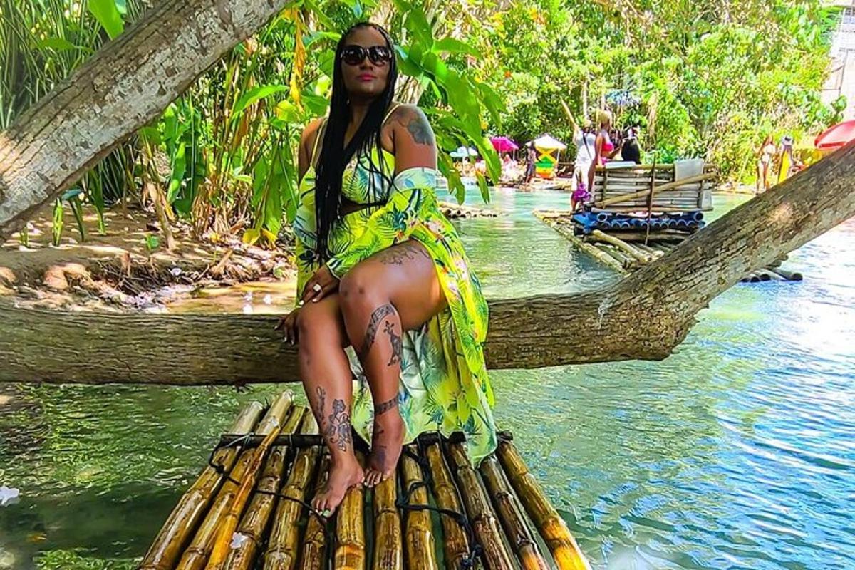 una mujer sentada en la rama de un árbol en el agua