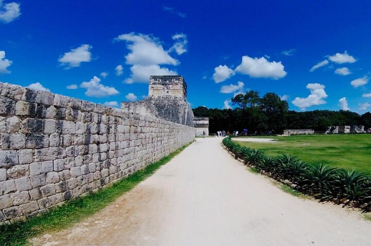 un mur de pedra al costat d'un camí de terra