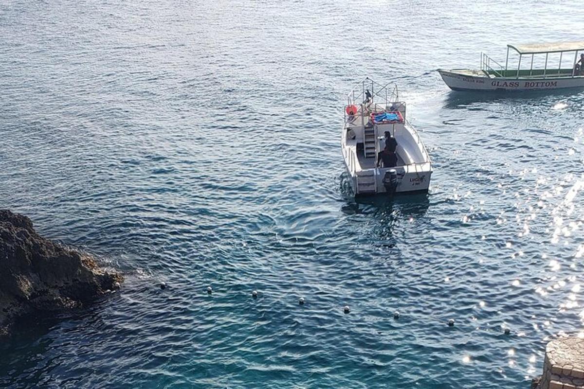 un vaixell blanc a l'aigua al costat d'un altre vaixell