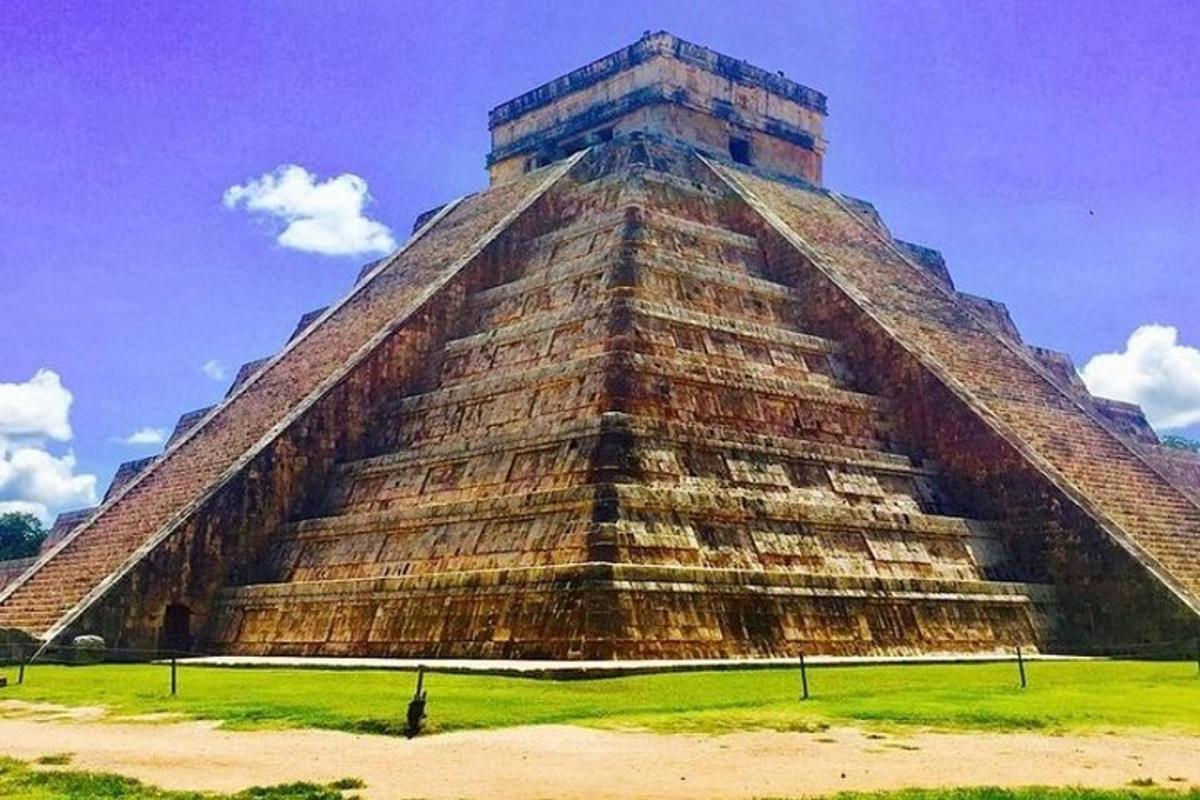 una pirámide en medio de un campo