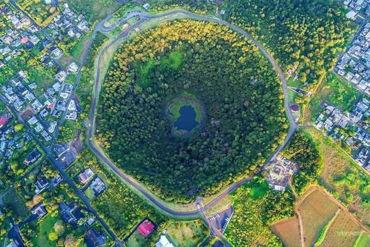 uma vista aérea de um parque com uma estrada e um lago