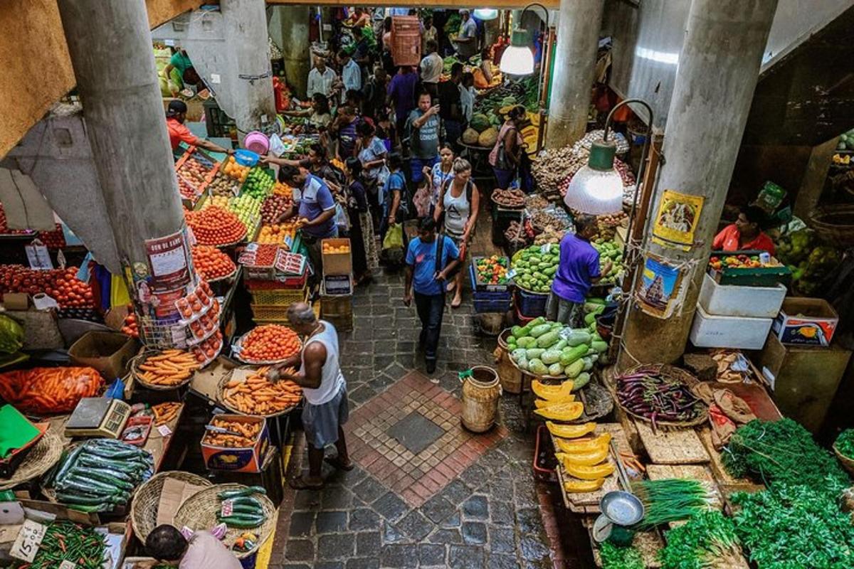 um grupo de pessoas em um mercado com frutas e vegetais