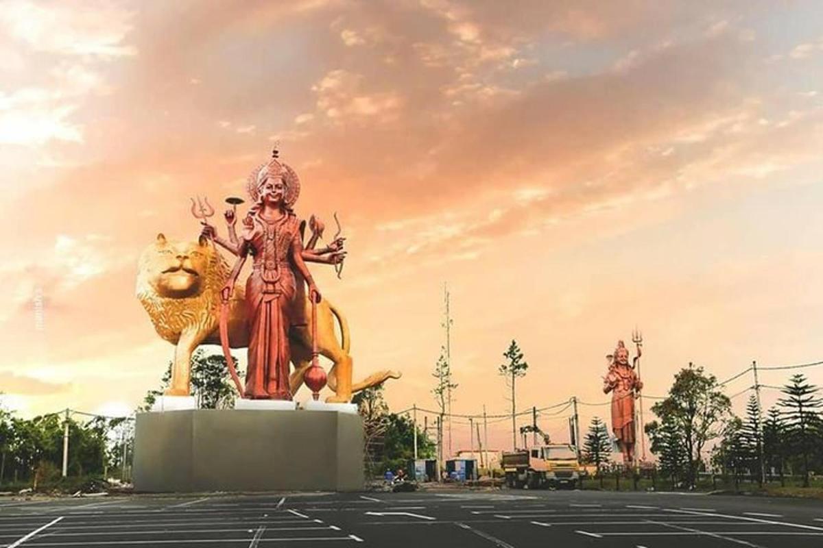 uma grande estátua em um estacionamento