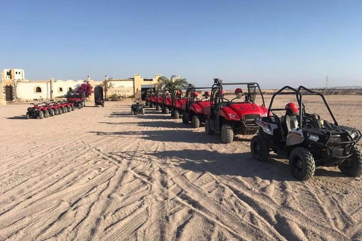 un grup de persones en quads al desert
