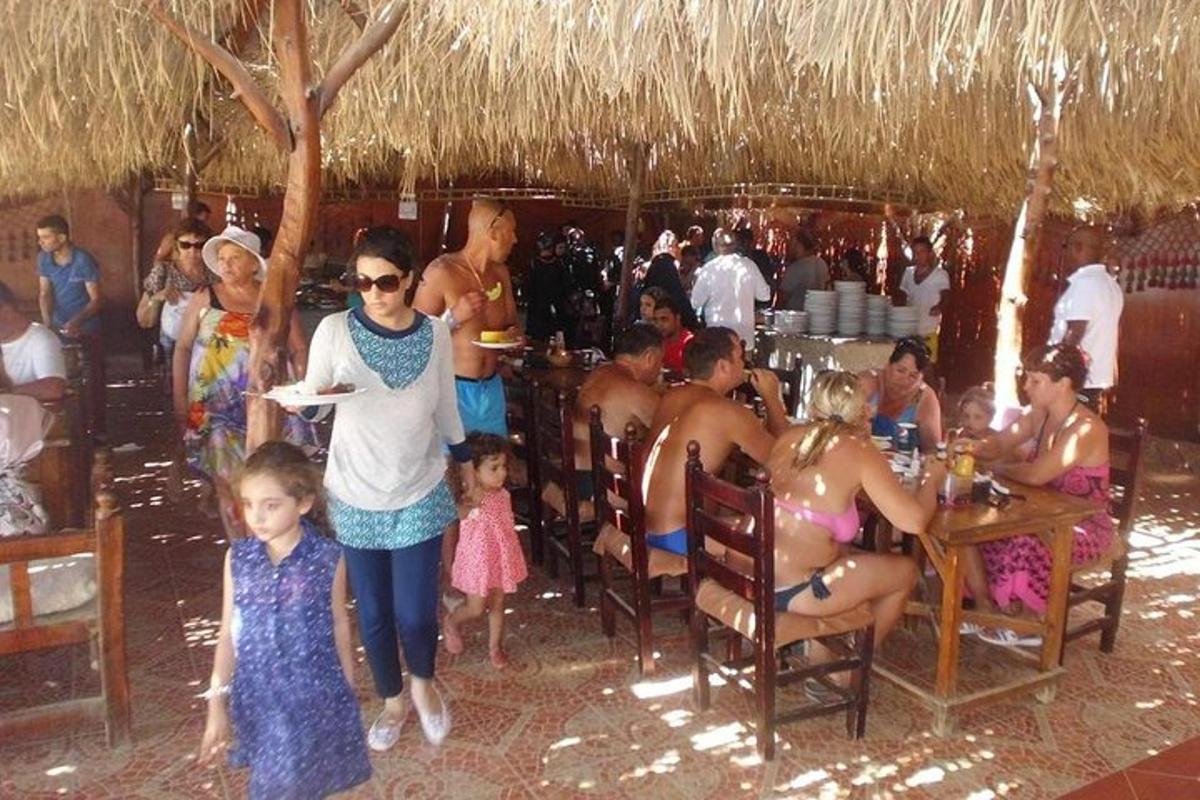 un gruppo di persone sedute su sedie in un ristorante