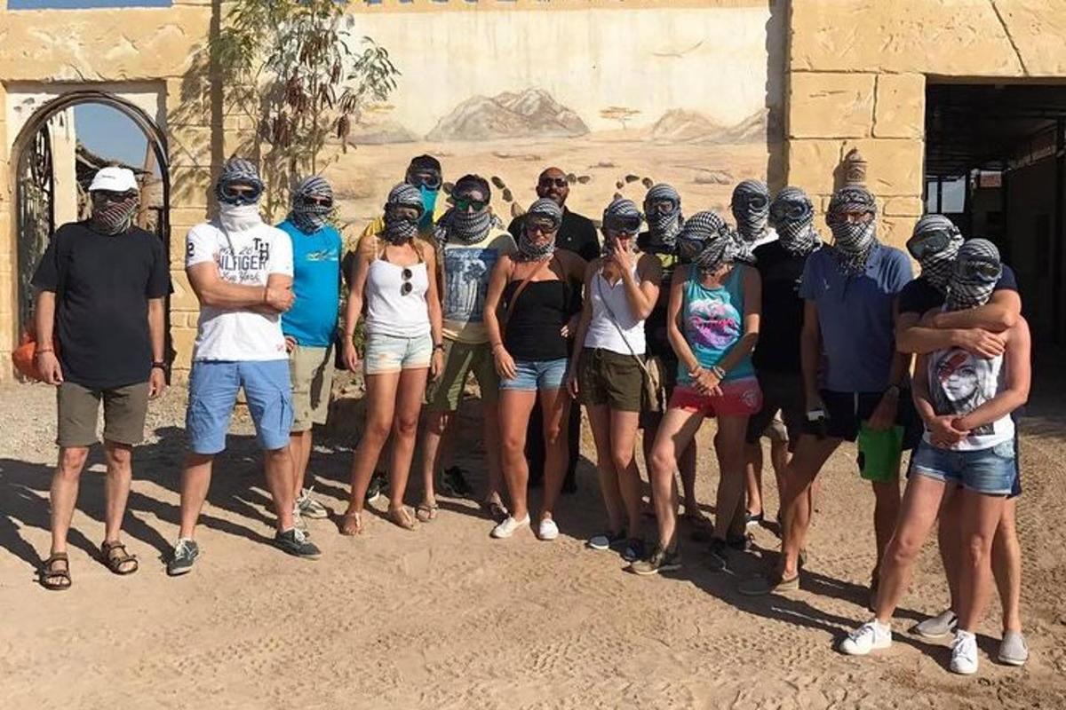 um grupo de pessoas posando para uma foto em frente a um prédio
