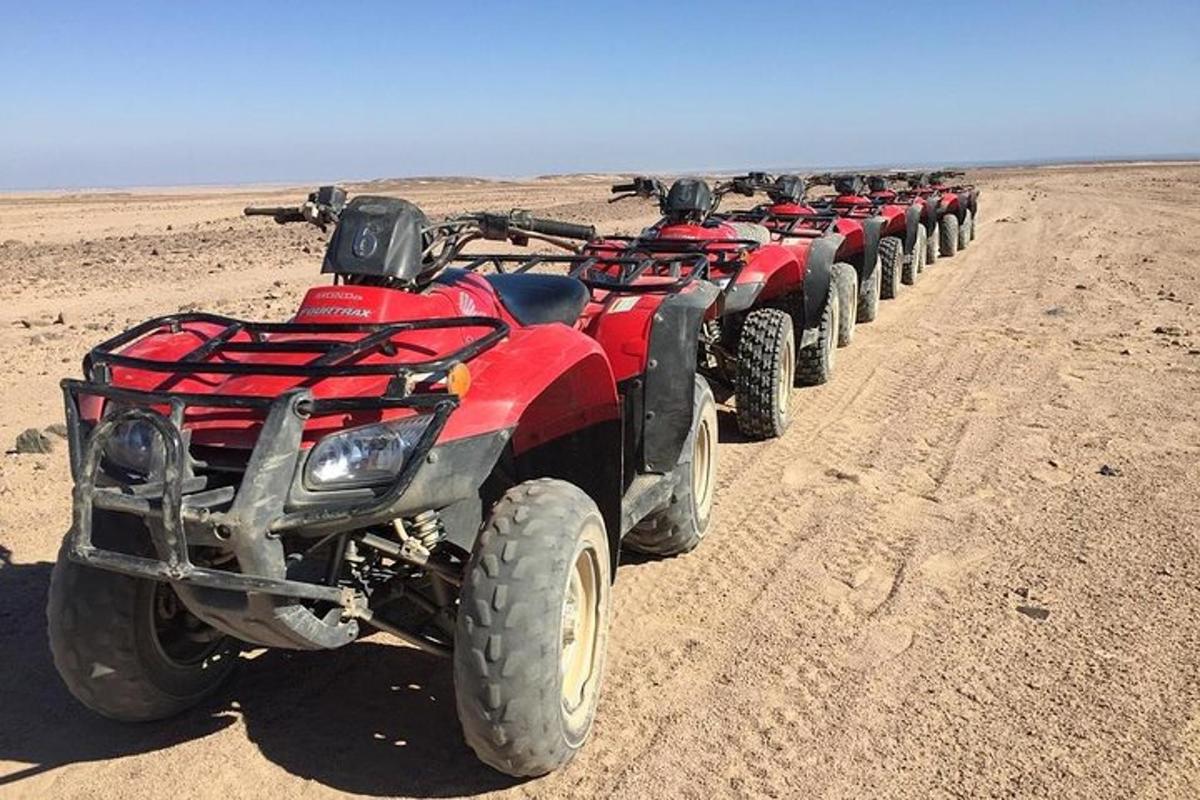 kõrbes pargitud ATV-de rida