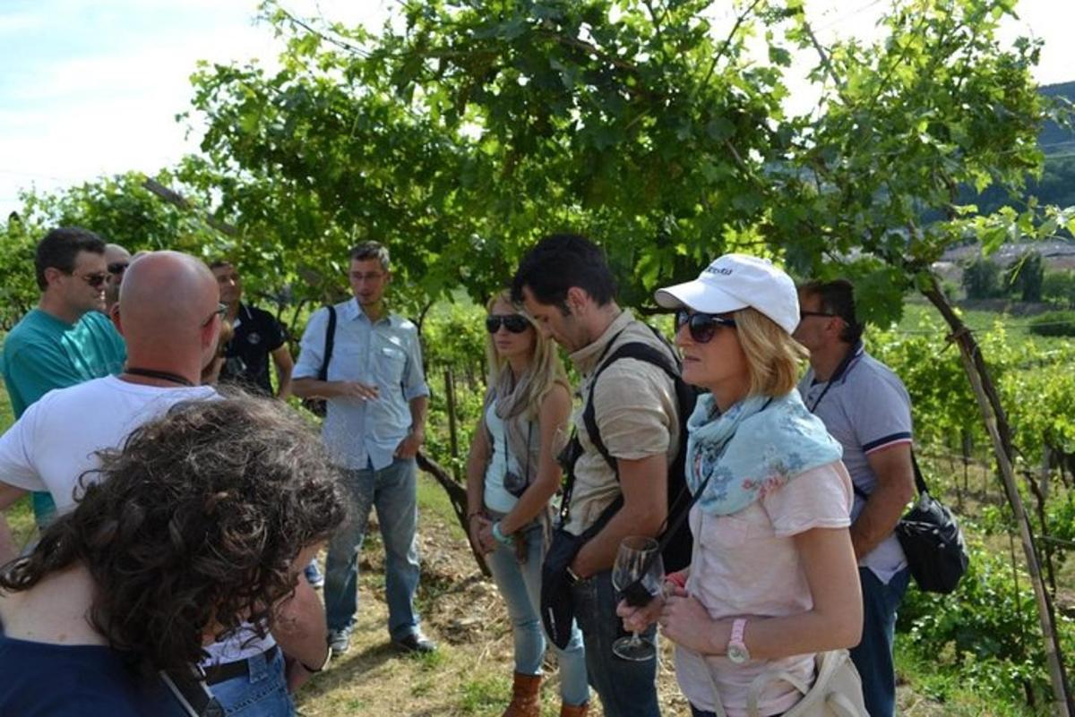 un grup de oameni care stăteau pe un câmp