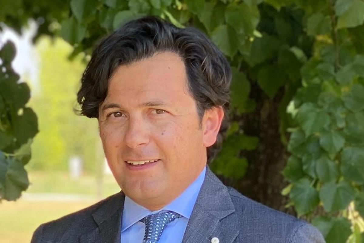 un uomo in giacca e cravatta sorride
