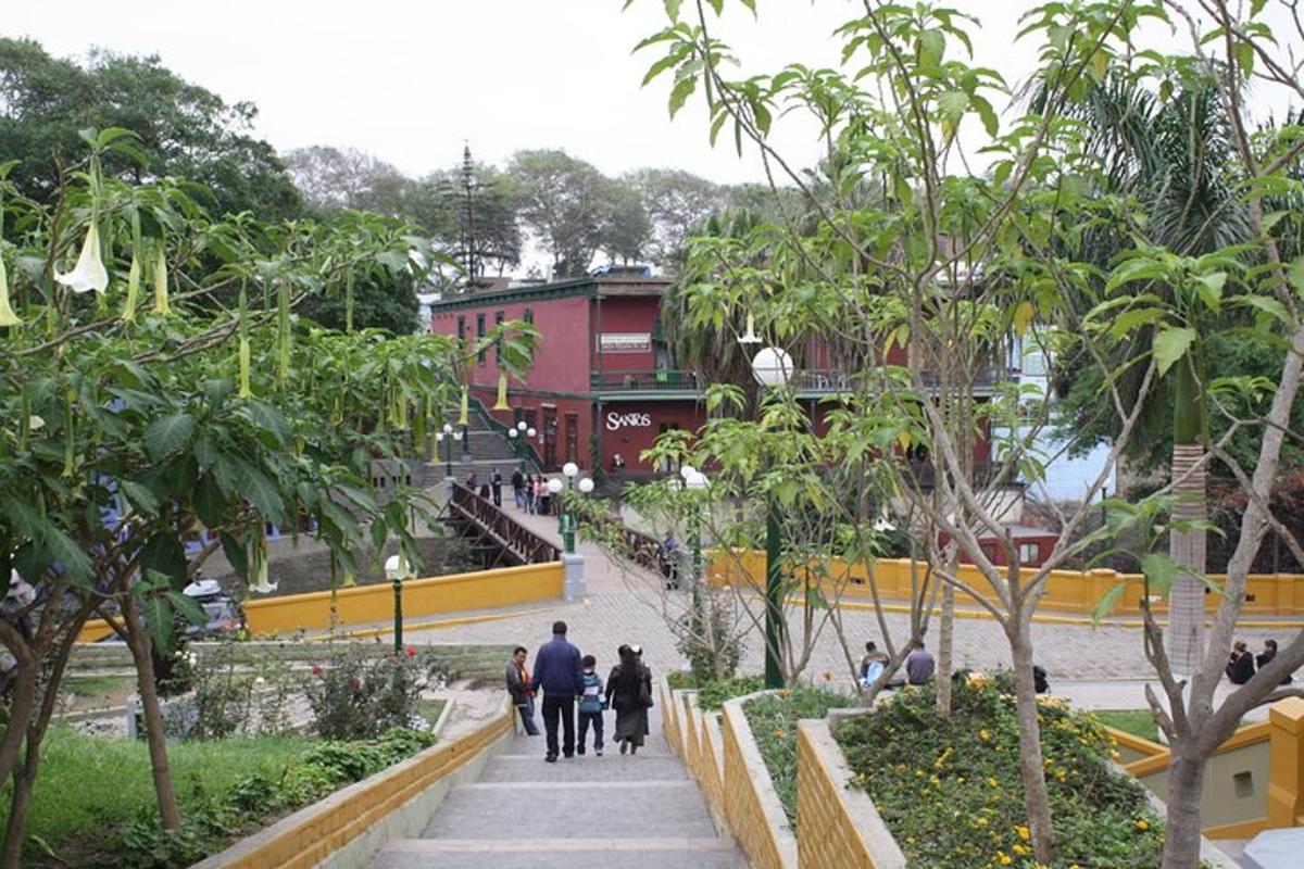 un grupo de personas caminando por una acera