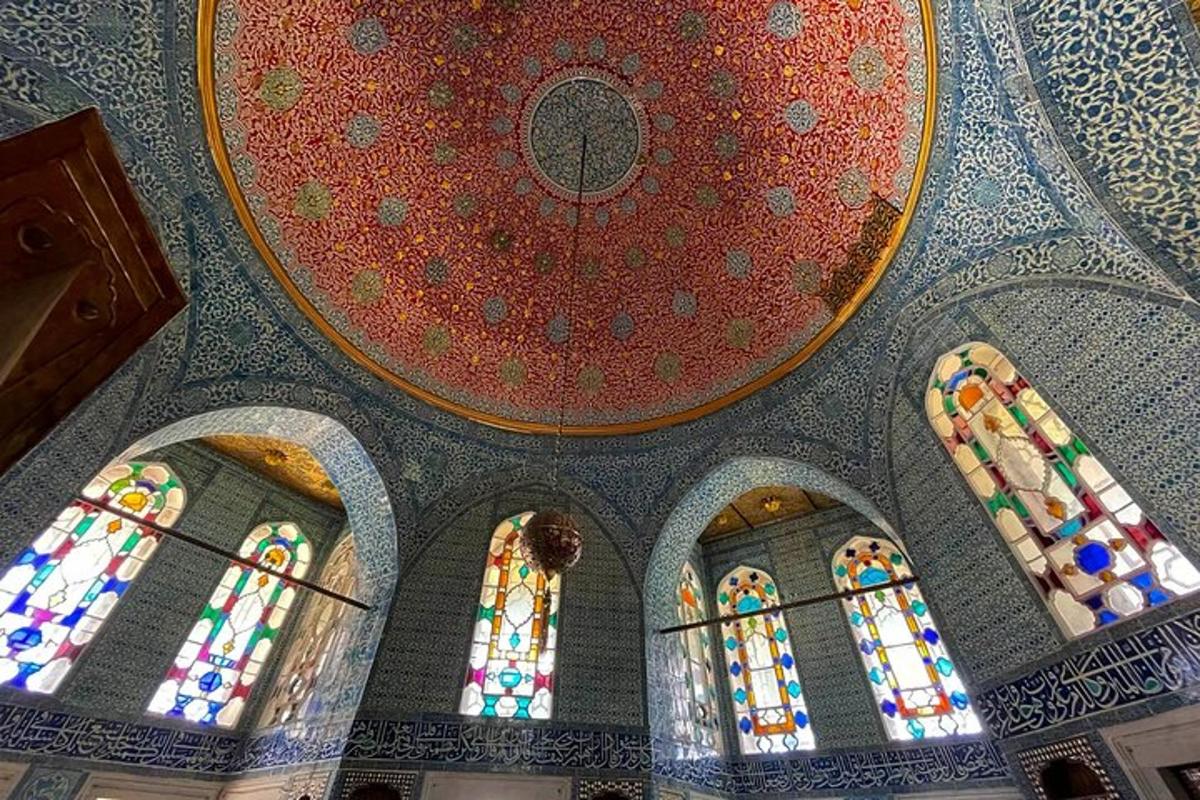 sebuah gereja dengan langit-langit berwarna-warni dan jendela kaca patri