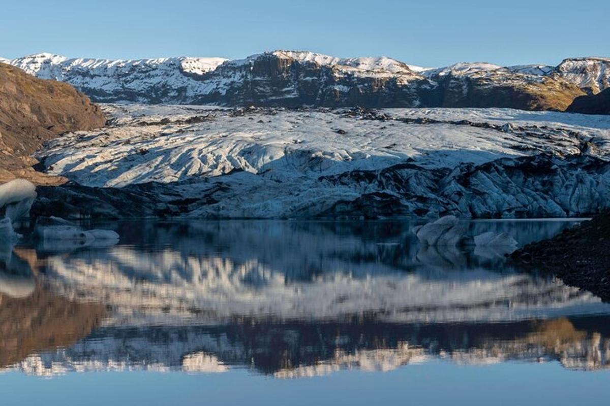 speglun fjalls í vatni