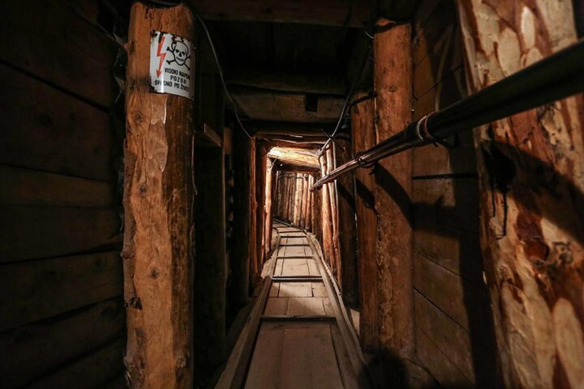 ένας σκοτεινός διάδρομος με μια πινακίδα στο πλάι ενός κτιρίου