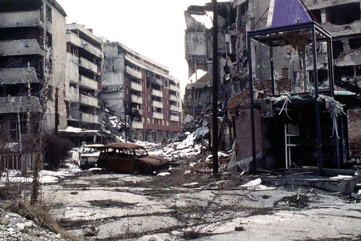 ένας καμένος δρόμος της πόλης με ψηλά κτίρια