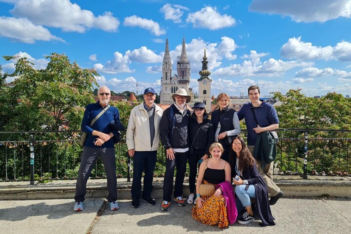 eine Gruppe von Menschen posiert für ein Foto vor dem Schloss