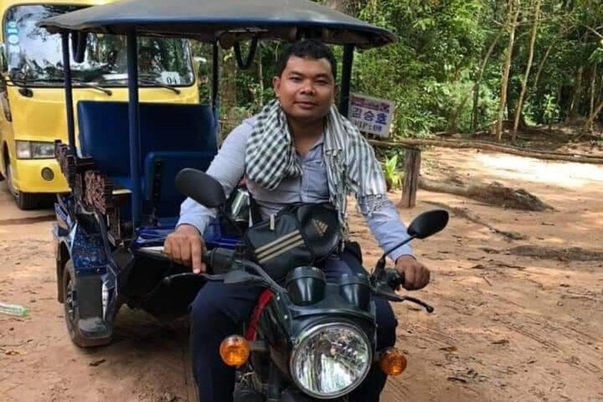 un uomo in sella a una motocicletta con un golf cart