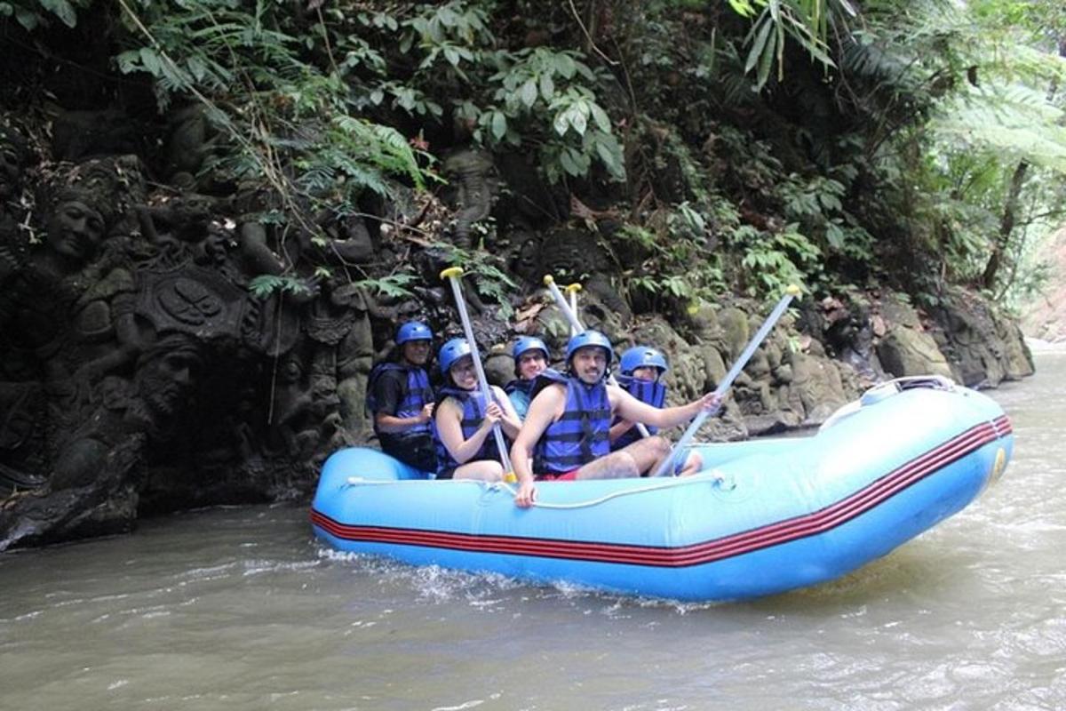 un gruppo di persone su una zattera nel fiume